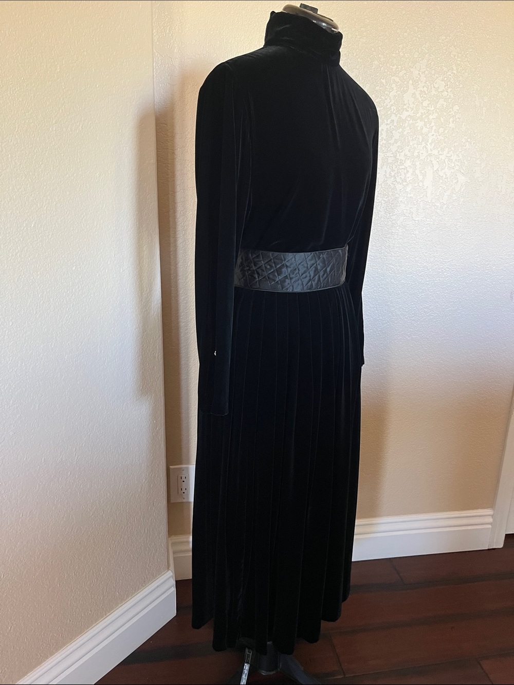 Elegant Black Velvet Long-Sleeve Turtleneck Midi Dress